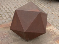 Escultura urbana en forma de icosaedro